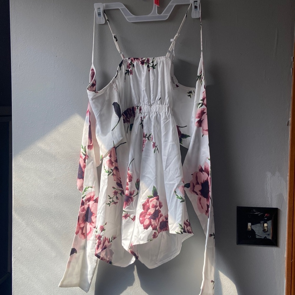 Beautiful floral dress with a tie in the back